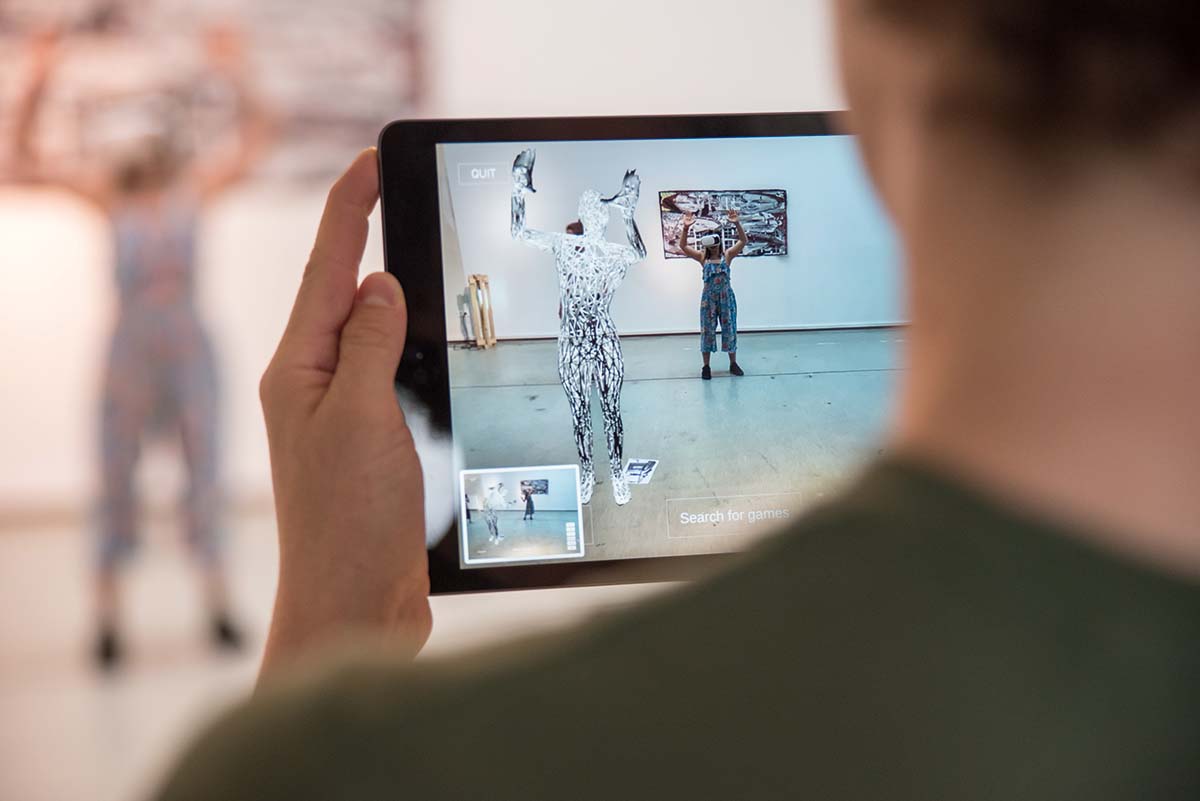 Read more about the article KONTAKTSTOFF: TANZ TRIFFT AUGMENTED REALITY